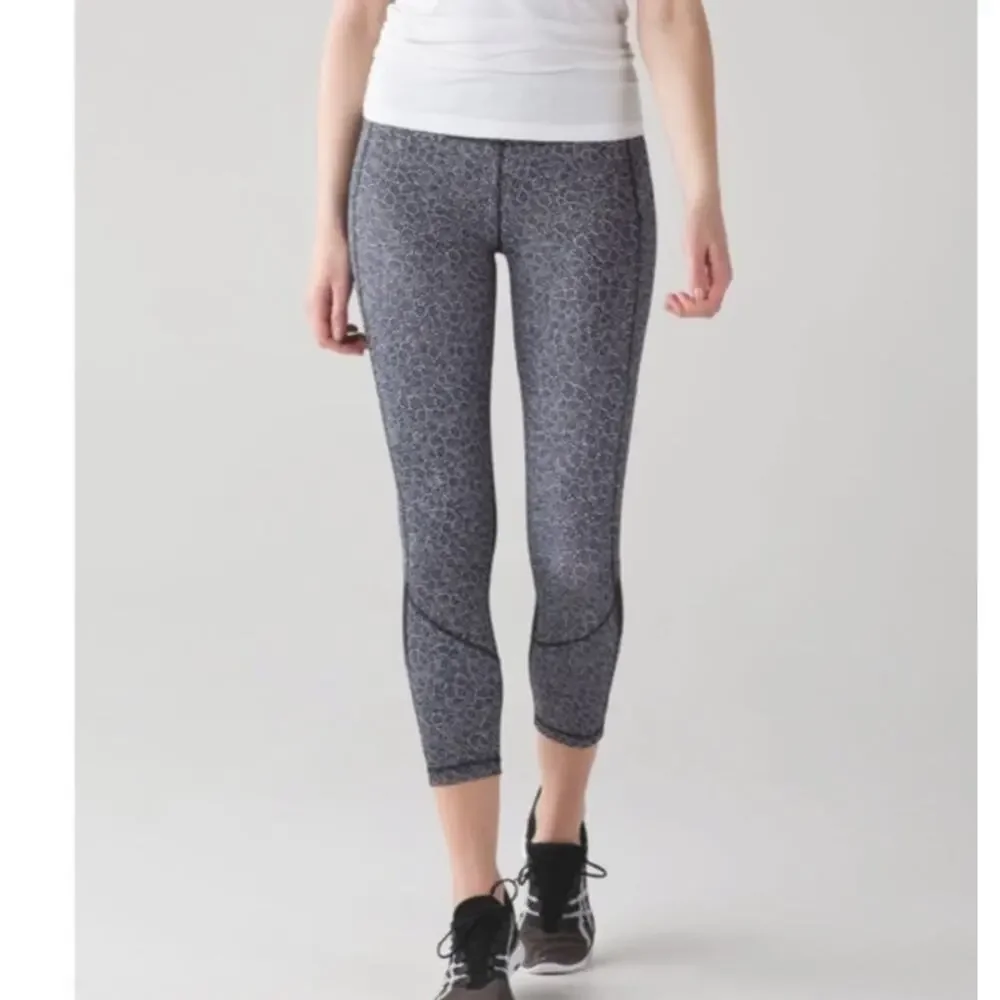 Lululemon Pace Rival Crop Freckle Flower Black and White Print 22